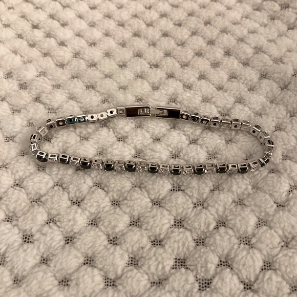 Simulated Black & White Diamond Tennis Bracelet in Silvertone (8 in) 7.9… - Picture 4 of 16